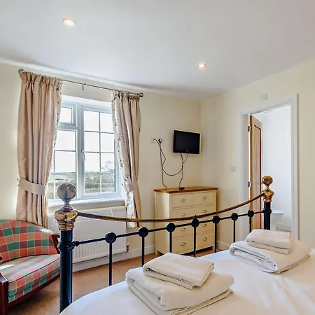 2 Bed In Langtoft 82339 Holiday home *